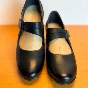 Clarks Artisan Shoes Mary Jane Rosalyn Wren Pumps Womens US/9 EU/40 Excellent ✨